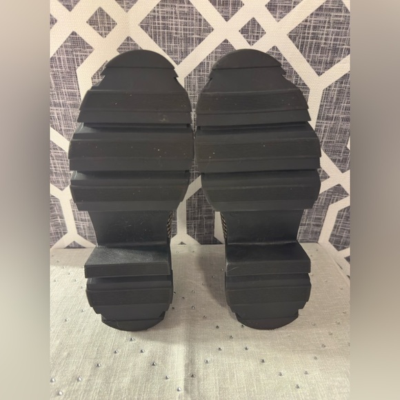 Stylish Houndstooth Loafers - Picture 8 of 9